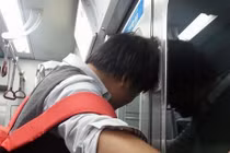 Những pha mắc kẹt siêu khó đỡ của con người 