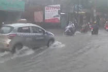 Lý giải về đợt mưa kéo dài hiếm có từ năm 1971 tại Hà Nội