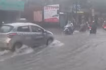 Lý giải về đợt mưa kéo dài hiếm có từ năm 1971 tại Hà Nội