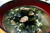 Cách nấu canh rong biển thịt bò mát bổ, ăn rất ngon