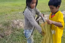 Lạnh sống lưng xem trẻ em tay không bắt rắn mưu sinh