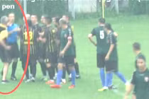 Huấn luyện viên hùng hổ lao vào sân đánh trọng tài