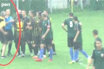 Huấn luyện viên hùng hổ lao vào sân đánh trọng tài