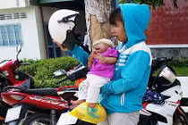 Cuộc đời buồn của nữ tiếp viên karaoke làm mẹ tuổi 16