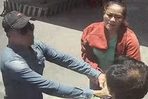 Clip: Một phụ nữ vác mã tấu truy sát nhân viên bến xe