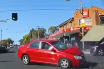 Video: Chuyển hướng đột ngột, hai ô tô đâm văng nhau giữa ngã tư