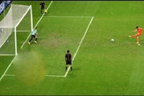 10 pha cứu thua penalty không thể tin nổi