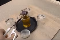 Bỏ hòn thép nung 1.000 độ C vào lọ mật ong 