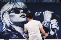 Gặp gỡ nghệ sĩ chuyên cắt quần làm tranh tuyệt đẹp