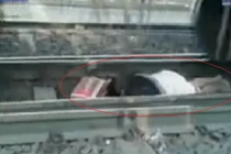 Cô gái may mắn sống sót khi bị 56 toa tàu chèn qua