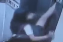 Kinh hoàng cảnh nữ sinh bị thang máy kẹp chân, kéo lê