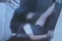 Kinh hoàng cảnh nữ sinh bị thang máy kẹp chân, kéo lê