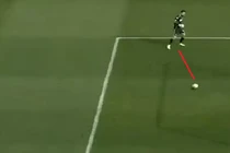 Những pha bóng ngớ ngẩn khiến các cầu thủ chỉ muốn độn thổ