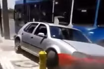 Tài xế xe buýt đâm xe con vì tội cản đường