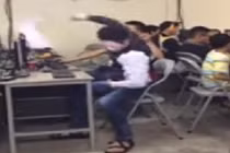 Trai trẻ chơi trội, "quẩy" điên cuồng trong quán Internet