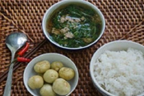 4 lý do không nên ăn cơm chan canh