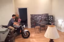 Chơi dại biểu diễn xe trong nhà, nhận cái kết đắng