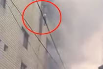 Đứng tim cảnh cháy nhà, mẹ thả 3 con nhỏ từ tầng 4 xuống