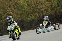 Ngỡ ngàng trước màn biểu diễn của hai tay đua nhí