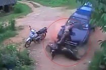 Hãi hùng ô tô mất lái đâm bẹp người đi xe máy