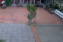 Siêu trộm bẻ khóa xe máy trước mặt mọi người, không ai nhận ra