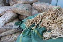 Kiểm tra chợ Đồng Xuân, phát hiện thực phẩm đáng ngờ