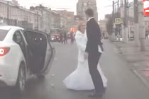 Cô dâu cầm hoa đánh chú rể giữa phố rồi bỏ đi
