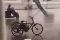 Xe đạp tự chạy "như ma làm" trên phố trong bão Nida