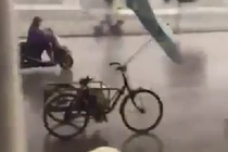 Xe đạp tự chạy "như ma làm" trên phố trong bão Nida