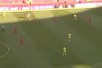 Pha dẫn bóng liều lĩnh chưa từng thấy của thủ môn