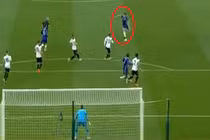 Video: Những cú “nã đại bác” từ xa khiến thủ môn “bó tay“