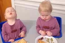 Hai em bé vừa ăn vừa ngủ gật siêu đáng yêu