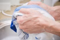 Cách tẩy vết mốc trên quần áo cực kỳ hiệu quả