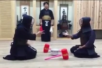 Chết cười cảnh kiếm sĩ samurai Nhật Bản chơi oẳn tù tì
