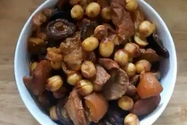 Cách nấu thịt chân giò om nấm, hạt sen thơm ngon đơn giản