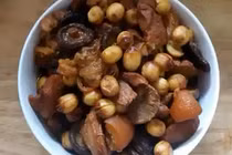 Cách nấu thịt chân giò om nấm, hạt sen thơm ngon đơn giản