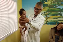 Bác sĩ Tây mách mẹ cách dỗ bé nín khóc siêu nhanh