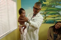Bác sĩ Tây mách mẹ cách dỗ bé nín khóc siêu nhanh