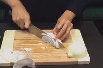 Mẹo cắt hành tây không cay mắt