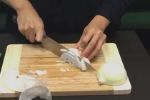 Mẹo cắt hành tây không cay mắt