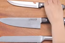Nếu chưa biết phân biệt các loại dao trong bếp, hãy xem video này bạn nhé!