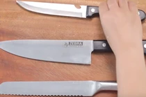 Nếu chưa biết phân biệt các loại dao trong bếp, hãy xem video này bạn nhé!