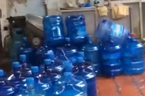 Kinh hoàng nước đóng chai từ nước giếng khoan gần nghĩa địa