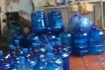 Kinh hoàng nước đóng chai từ nước giếng khoan gần nghĩa địa