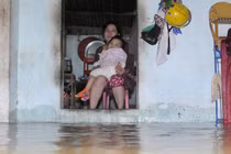 Chùm ảnh: Mưa lũ cô lập hàng nghìn hộ dân ở Bình Định