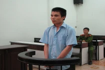 Đi tù vì giúp bố “xử” người bán bánh mỳ phá giá