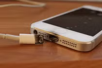 Video: 4 tác hại không ngờ khi dùng sạc cáp iPhone nhái