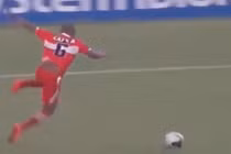 Cười chảy nước mắt clip cầu thủ hóa “thiên nga gẫy cánh”