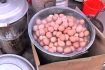 Trứng luộc bằng nước tiểu bé trai "gây sốt" ở Trung Quốc