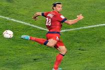 Ngả mũ trước những pha đánh gót không tưởng trong bóng đá